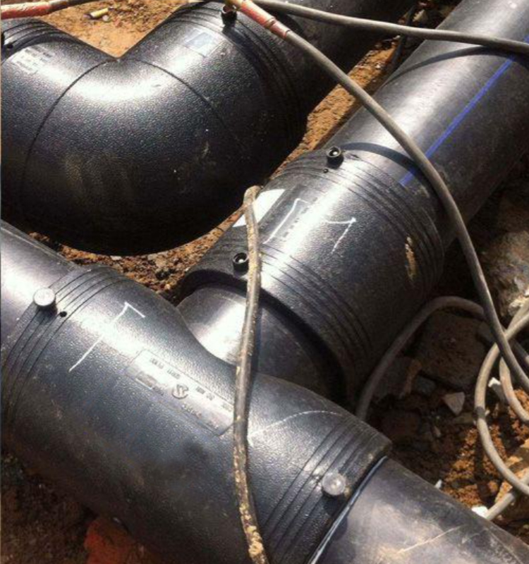 Welding HDPE pipes using electrofusion welding