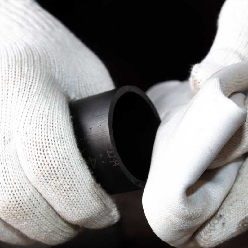 Wipe the black PE pipe